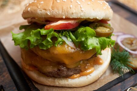 Бургер с двойной котлетой и картофелем