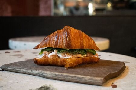 Круассан с копчёной курицей и соусом цезарь