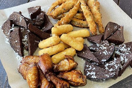 Килограмм закусок для компании