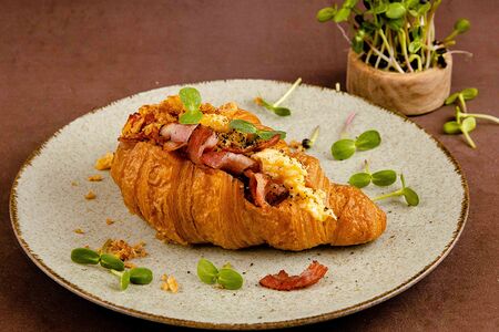 Круассан с беконом и скрэмблом