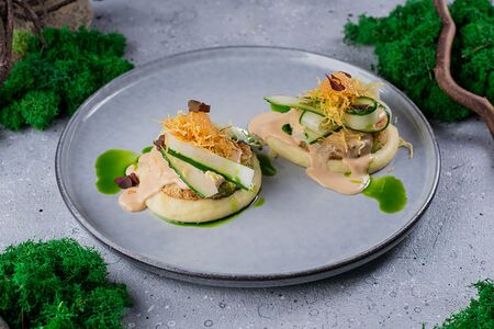 Котлеты из судака, пюре с пармезаном, сливочный соус, икра щуки