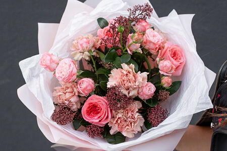 Букет цветов из роз и диантусов Сладкая пудра