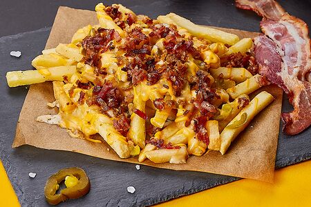 Картофель фри с сыром, беконом и халапеньо