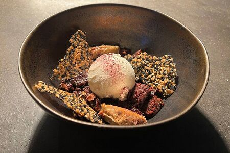 Шоколадный брауни с соленой карамелью и халвой