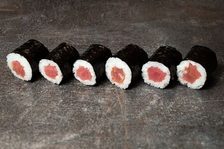 Ролл с тунцом