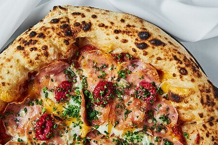 Сальчичон, ягоды и горгонзола