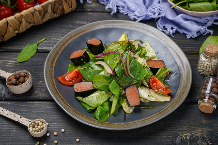 Салат с лососем и соусом юдзу