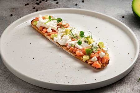 Брускетта с лососем и авокадо