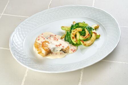 Зубатка с соте из кабачков