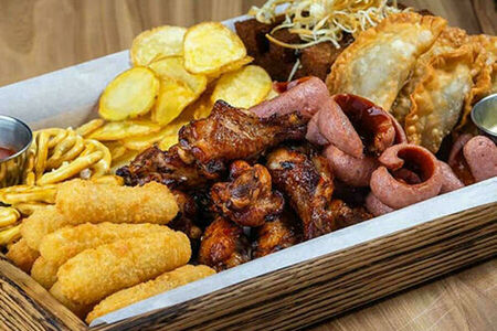 Ассорти из горячих закусок