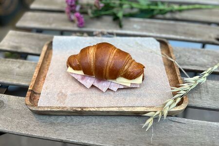 Круассан с сыром и ветчиной