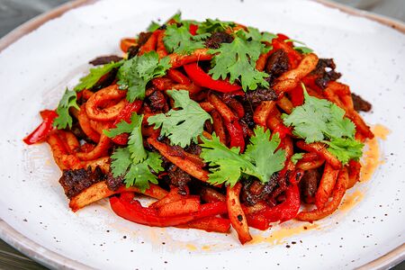Жареный лагман с говядиной и овощами