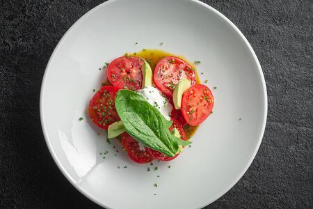 Розовые томаты со страчателлой