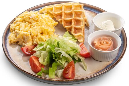 Скрэмбл с лососем и вафлей