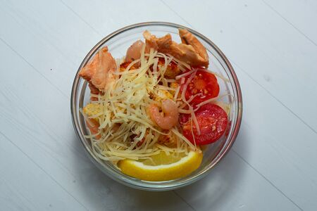 Цезарь с креветками и семгой