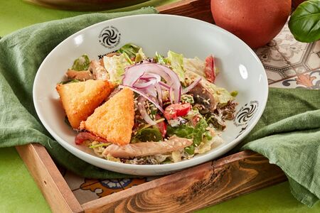 Теплый салат с курицей и жареным сыром Сулугуни