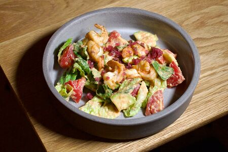 Салат с креветками и хумусом