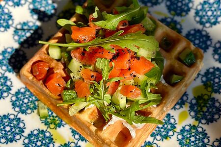 Вафля с форелью и свежим огурцом