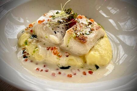 Треска с картофельным пюре и икорным соусом