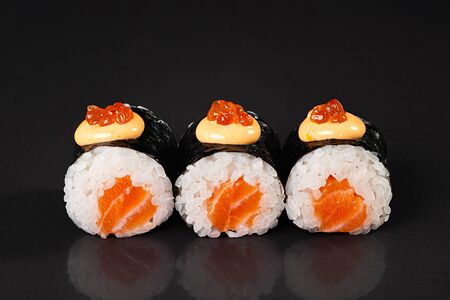 Малый ролл с лососем и лососевой икрой