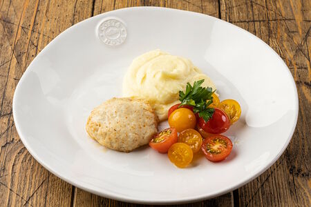Котлета из индейки с картофельным пюре и помидорами черри