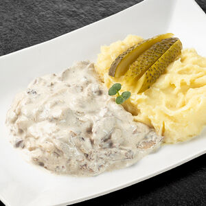 Бефстроганов с картофельным пюре