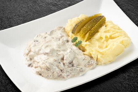 Бефстроганов с картофельным пюре