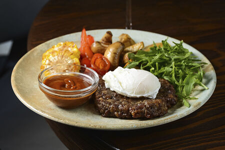 Бифштекс из мраморной говядины с овощами гриль