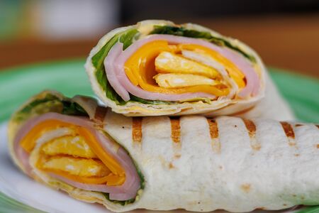 Ролл с ветчиной и омлетом