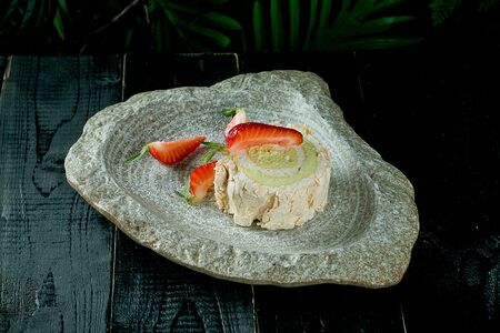 Меренговый рулет с фисташкой