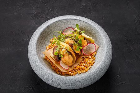 Хрустящие тако с рваной говядиной и острой сальсой