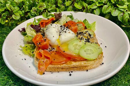 Тост с семгой и яйцом пашот