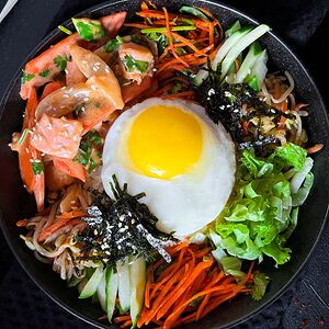 Пибимпаб с лососем в соусе том ям