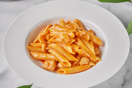 Паста с желтым цыпленком в томатно-сливочном соусе