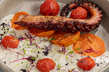 Осьминог на гриле с бататом и томатами