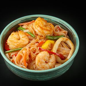 Рисовая лапша с креветками и кальмарами в кисло-сладком соусе 