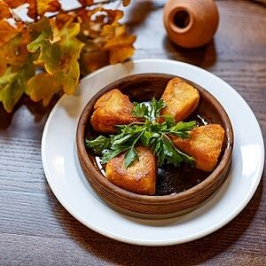 Жареный сулугуни с чесночным соусом