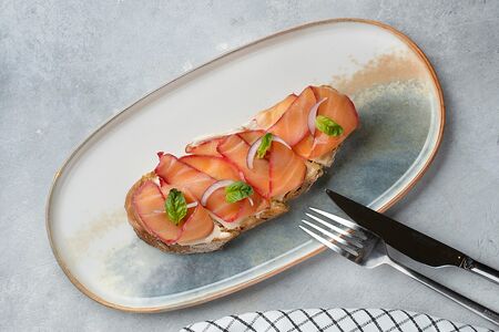 Брускетта с лососем