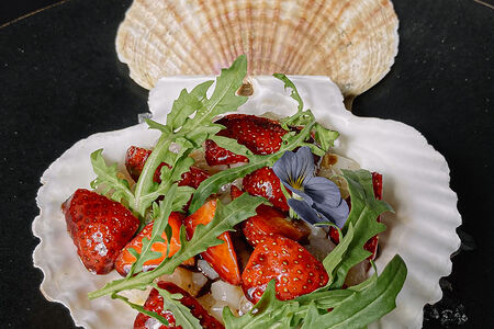 Тартар из морского гребешка с трюфелем и клубникой