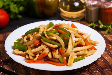 Тушеный кальмар с овощами