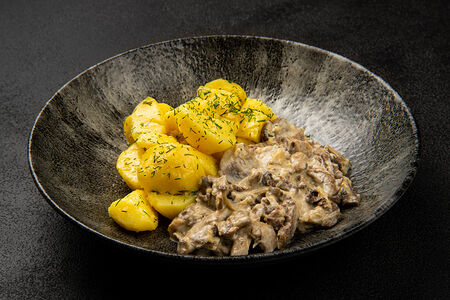 Бефстроганов с грибами и картофелем