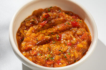 Печеный баклажан, красный перец, зелень