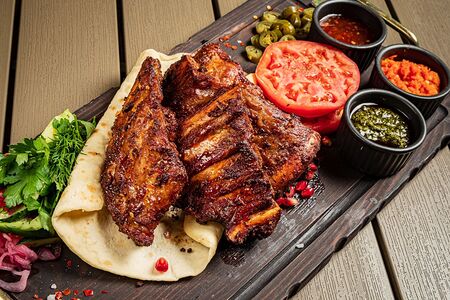 Ребрышки на гриле с домашней лепешкой