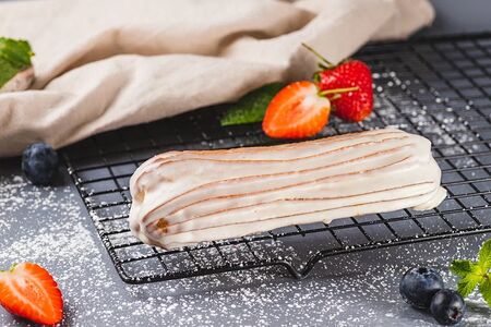 Эклер со сливочным кремом