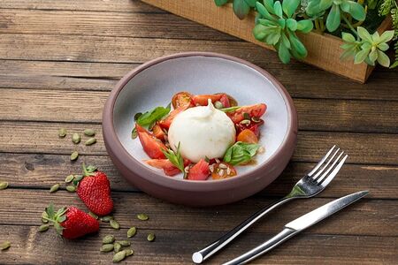 Буррата с клубникой и розовыми томатами