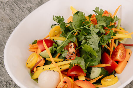 Салат из овощей с манго, личи и папайей