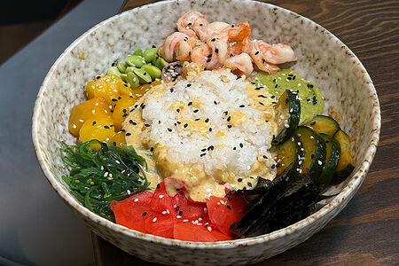 Поке с креветкой и орехово-манговым соусом