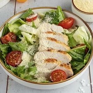 Салат Цезарь с курицей