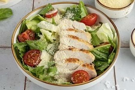 Салат Цезарь с курицей