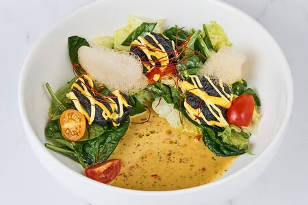 Салат с креветками и соусом апельсиновый понзу